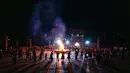 Orang-orang dari etnis minoritas Yi menari di sekitar api unggun untuk merayakan Festival Obor di Bijie, di provinsi Guizhou barat daya China pada 5 Juni 2023. (AFP/STR)