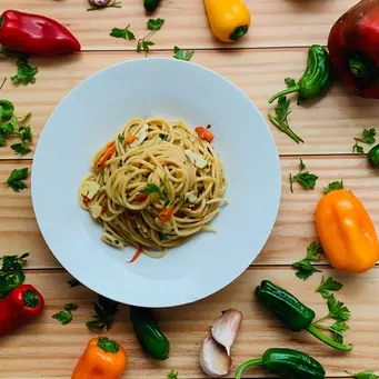 Pasta, saus tomat, keju, dan minyak zaitun bisa menjadi awal untuk membuat menu rumahan ala Italia tanpa proses memasak yang panjang. (Foto/Dok: Pexels)