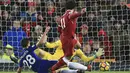 Gelandang Liverpool, Mohamed Salah, mencetak gol ke gawang Chelsea pada laga Premier League di Stadion Anfield, Sabtu (25/11/2017). Kedua tim bermain imbang 1-1. (AP/Peter Byrne)