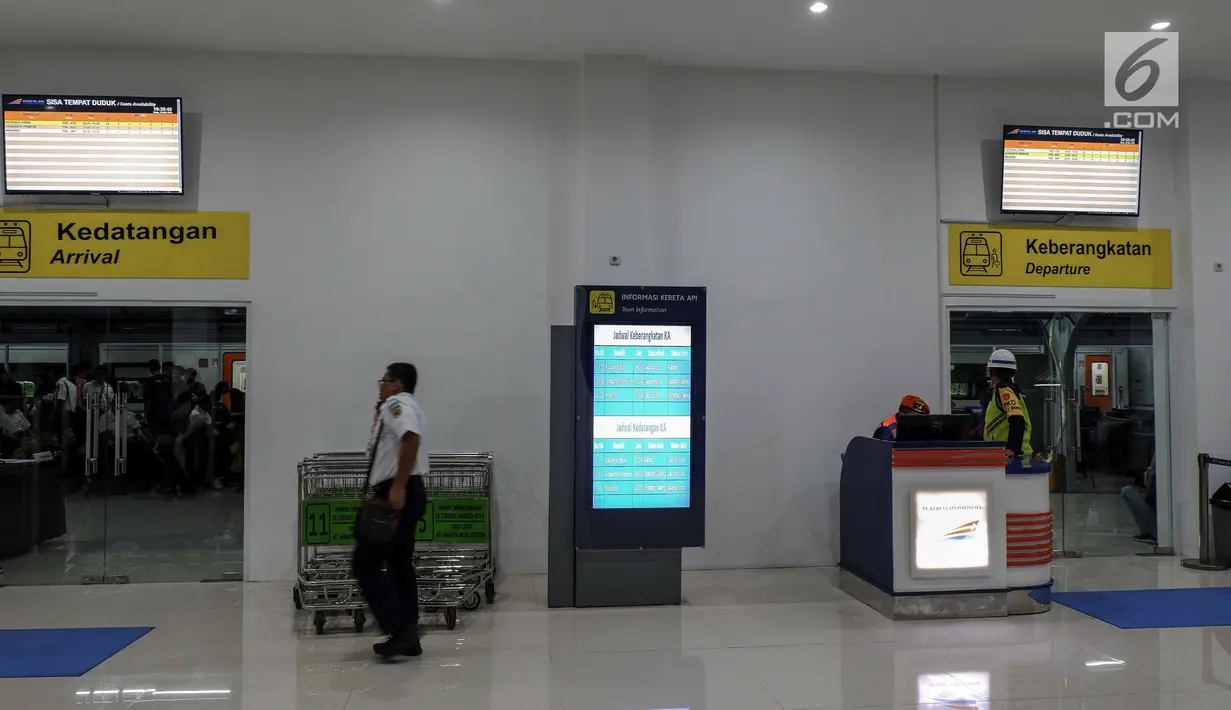 Suasana Stasiun Jakarta Kota, Rabu (29/5/2019). Ada 3 keberangkatan dan kedatangan KA jarak jauh yang di stasiun Jakarta Kota, yaitu KA Kutojaya Utara, Jayakarta Premium dan Menoreh. (Liputan6.com/Faizal Fanani)