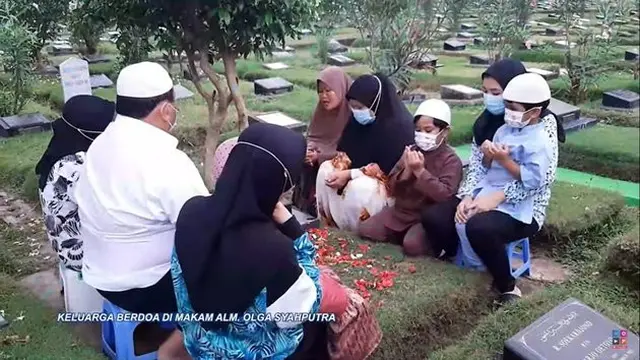 5 Momen Keluarga Olga Syahputra Ziarah, Rayakan Ulang Tahun Sang Mendiang