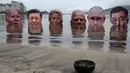 Dari kiri ke kanan, potret raksasa Presiden AS Joe Biden, Presiden Tiongkok Xi Jinping, Presiden Komisi Eropa Ursula von der Leyen, Perdana Menteri India Narendra Modi, Presiden Rusia Vladimir Putin, dan Perdana Menteri Jepang Shigeru Ishiba ditenggelamkan menjelang pelaksanaan Konferensi Tingkat Tinggi (KTT) G20 di Rio de Janeiro, Brasil, pada 16 November 2024. (Pablo PORCIUNCULA/AFP)