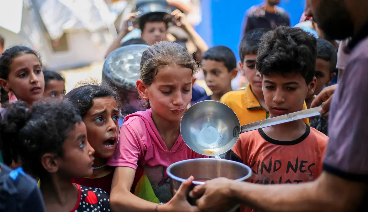 Menurut Kementerian Kesehatan Gaza, sedikitnya 549 warga Palestina tewas dan lebih dari 4.000 orang terluka akibat penembakan tentara Israel di dekat pusat bantuan dan lokasi truk makanan Perserikatan Bangsa Bangsa (PBB) sejak 27 Mei 2025. (Eyad BABA/AFP)