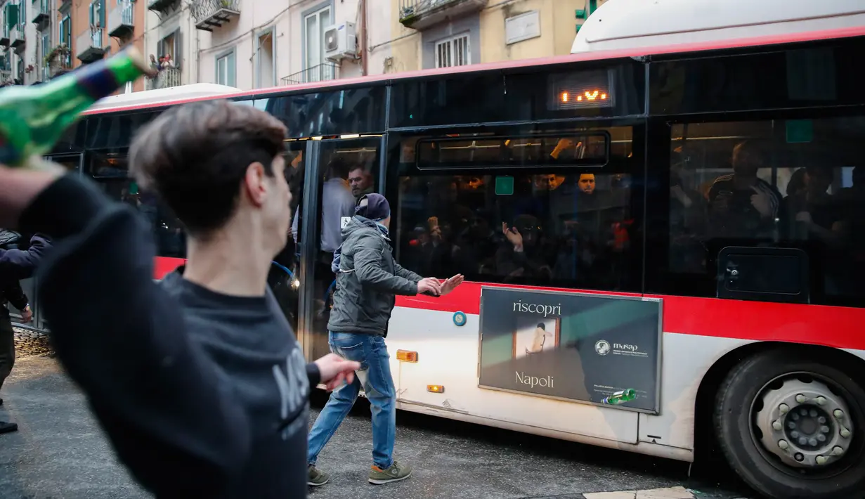 Ultras Napoli menendang dan melempari bus yang ditumpangi suporter Eitracht Frankfurt dengan batu dan botol. (AP Photo/Salvatore Laporta)
