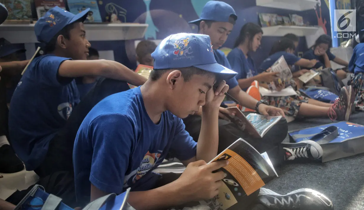 Anak-anak berprestasi membaca dalam kegiatan Gebyar Prestasi Keluarga Sejahtera di Buperta Cibubur, Jakarta, Minggu (12/8). (Liputan6.com/Faizal Fanani)