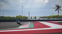 Pembalap Suzuki, Joan Mir pada tes pramusim MotoGP 2022 di Sirkuit Mandalika, Lombok. (Twitter/Suzuki Ecstar)
