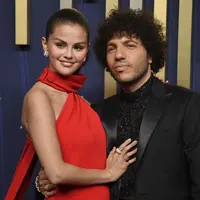 Selena Gomez saat hadir di Emmy Awards 2025 Bersama Benny Blanco. [Richard Shotwell Invision/AP]