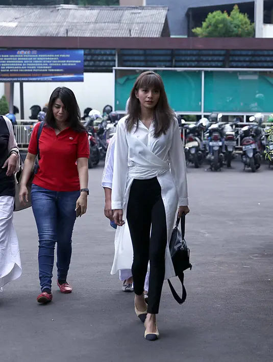 Sekedar mengingatkan, Kirana Larasati resmi dipersunting Tama Gandjar pada 9 Mei 2015. Dari pernikahan itu, pasangan itu dikaruniai seorang anak yang diberi nama Kyo Karura Gantama. (Nurwahyunan/ Bintang.com)