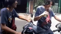 Saat tak manggung dan sedang berada di daerah rumah, Duta tampil santai apa adanya. Ia hanya mengenakan kaus dan berkendara pakai sepeda motor. Momen Duta difoto diam-diam saat naik motor ini sempat viral di medsos. (Liputan6.com/IG/enisheila)