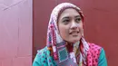 Memulai dari nol sebagai muslimah sejati, Adhitya Putri masih harus belajar Iqra. Pak Ustaz pun mengatakan jika ingin jadi Bu Haji harus memulai dari Paud (awal) dahulu. (Galih W. Satria/Bintang.com)