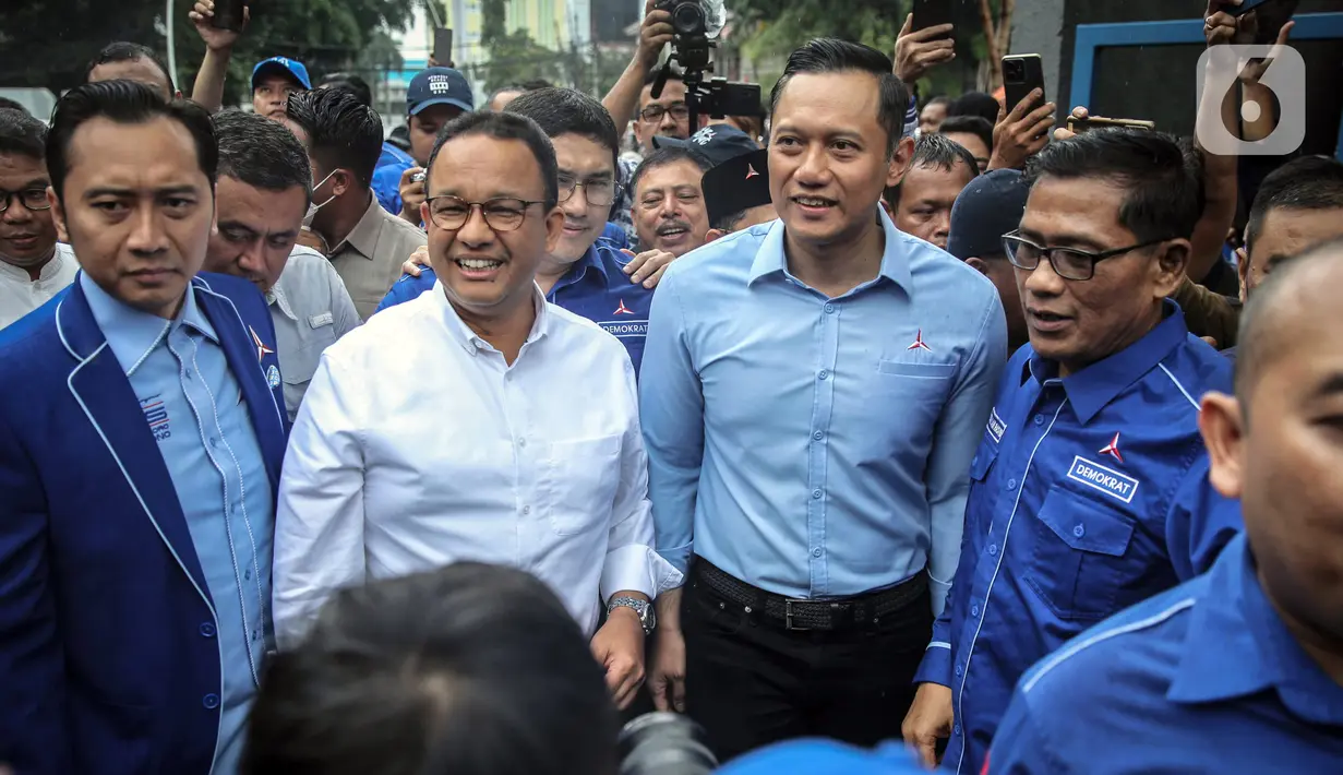 Ketua Umum Partai Demokrat Agus Harimurti Yudhoyono atau AHY (tengah kanan) menyambut kedatangan Anies Baswedan (tengah kiri) saat tiba di Kantor DPP Partai Demokrat, Jakarta, Kamis (2/3/2023). Kunjungan Anies Baswedan untuk memperkenalkan dirinya kepada Majelis Tinggi Partai. (Liputan6.com/Faizal Fanani)
