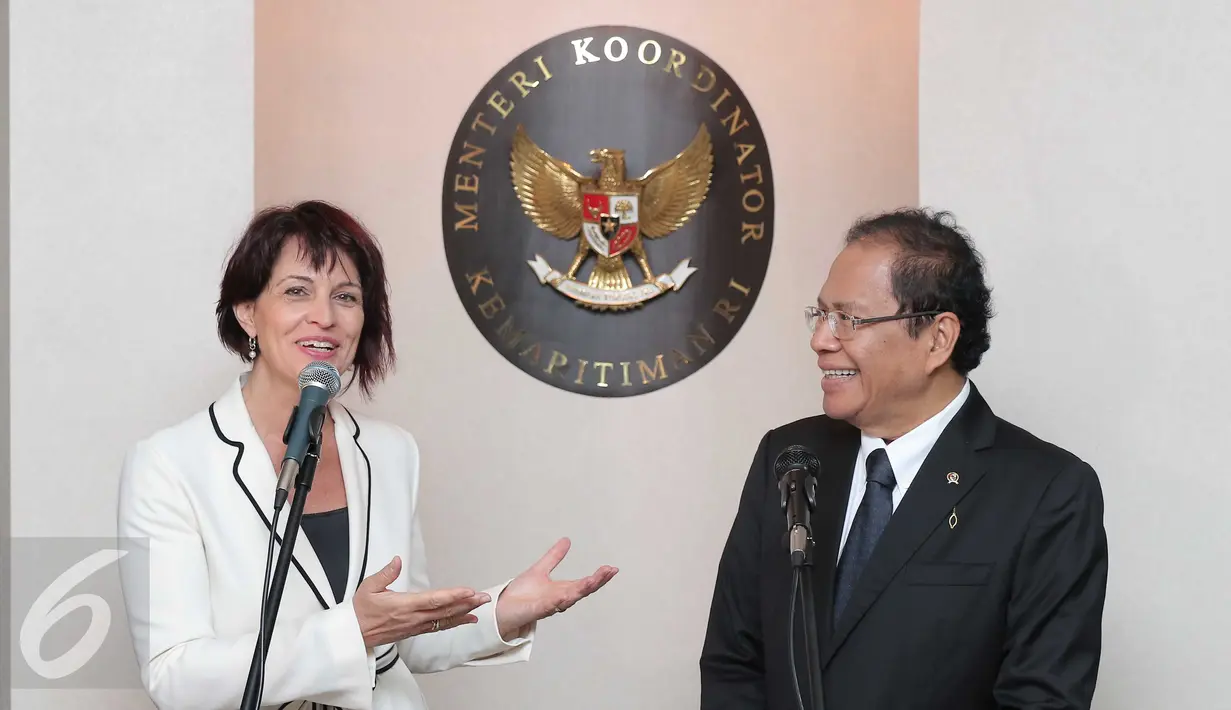 Menko Maritim dan Sumber Daya Rizal Ramli (kanan) dan Wapres Swiss Doris Leuthard memberi keterangan pers seusai melangsungkan pertemuan di Kantor Kemenko Maritim, Jakarta, Rabu (30/3). (Liputan6.com/Angga Yuniar)