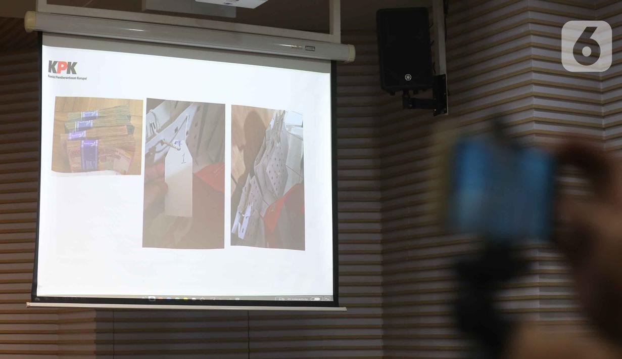 Dari hasil OTT tersebut, KPK menyita barang bukti berupa dokumen elektronik serta uang sejumlah Rp610 Juta. Tampak dalam foto, layar monitor memperlihatkan barang bukti yang disita dari Operasi Tangkap Tangan (OTT) terhadap Bupati Cilacap, Jawa Tengah, Syamsul Auliya Rachman, di Gedung Merah Putih Komisi Pemberantasan Korupsi (KPK), Jakarta, Sabtu (14/3/2026). (Liputan6.com/Helmi Fithriansyah)