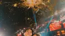 Pasutri Vidi Aldiano dan Sheila Dara ini tak kalah memesona dengan busana monokrom mereka.  Penampilan mereka serasi dan klasik, mencerminkan kehangatan cinta yang mereka bagikan di bawah gemerlap kembang api Macau. [@vidialdiano].