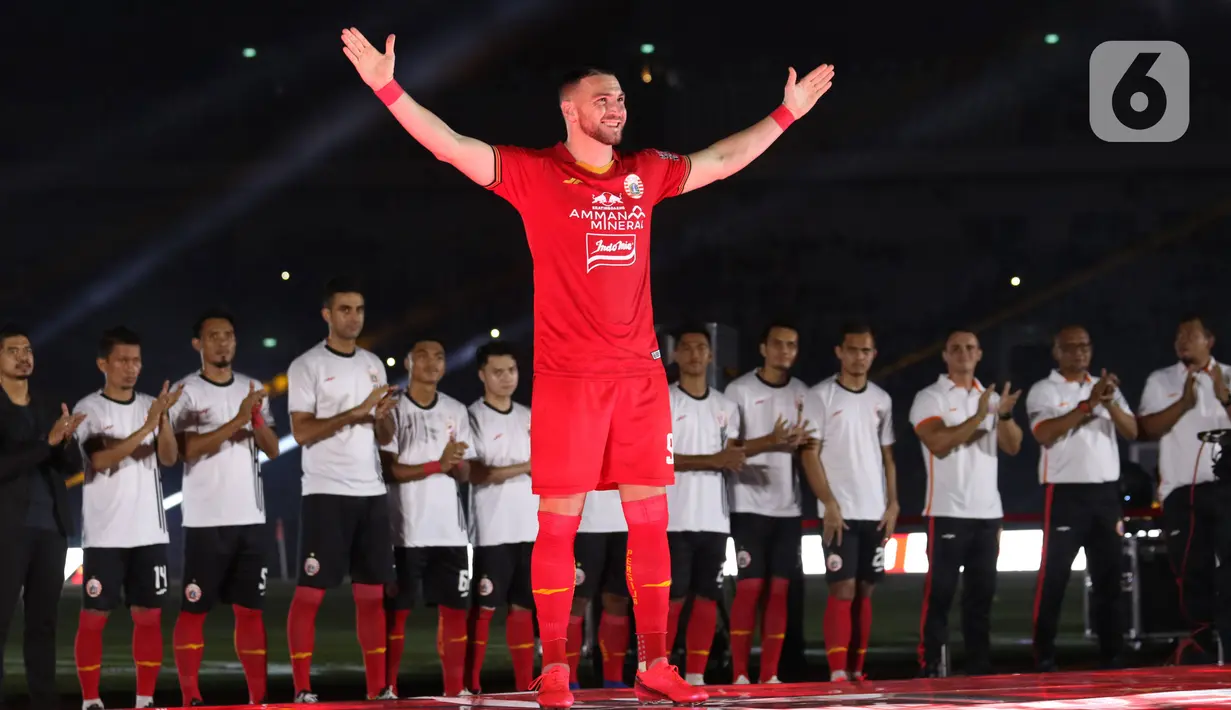 Striker Persija Marko Simic saat menunjukkan jersey baru Persija di SUGBK, Jakarta, Minggu (23/2/2020). Persija memilih warna merah sebagai jersey kandang mereka. (Liputan6.com/Angga Yuniar)