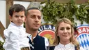 Gelandang Bayern Munchen bersama istrinya Julia Vigas dan putra mereka Gabriel tiba menghadiri festival bir Oktoberfest 2019 di Munich, Jerman selatan (6/10/2019). (AFP Photo/Christof Stache)