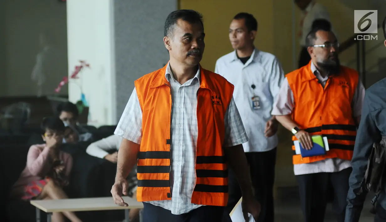 Mantan Kabiro Pembinaan SDH Perum Perhutani Unit 1 Jateng, Bambang Wuryanto usai menjalani pemeriksaan di Gedung KPK, Jakarta, Jumat (29/9). BW diduga korupsi pengadaan urea tablet di Perum Perhutani unit 1. (Liputan6.com/Helmi Fithriansyah)