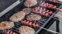 Ilustrasi barbeku, sosis. (Photo by Luis Quintero from Pexels)