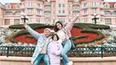 Tak hanya itu saja, Gading Marten dan Gisel juga me-recreate foto lawas bersama Gempi saat berada di Disneyland Paris. Potret kebersamaan ketiganya ini langsung membuat banyak netizen ikut merasa bahagia. (Liputan6.com/IG/@gadiiing)