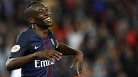Gelandang PSG, Blaise Matuidi, merayakan gol yang dicetaknya ke gawang Guingamp pada laga Liga Prancis di Stadion Parc des Princes, Paris, Minggu (9/4/2017). (AFP/Franck Fife)