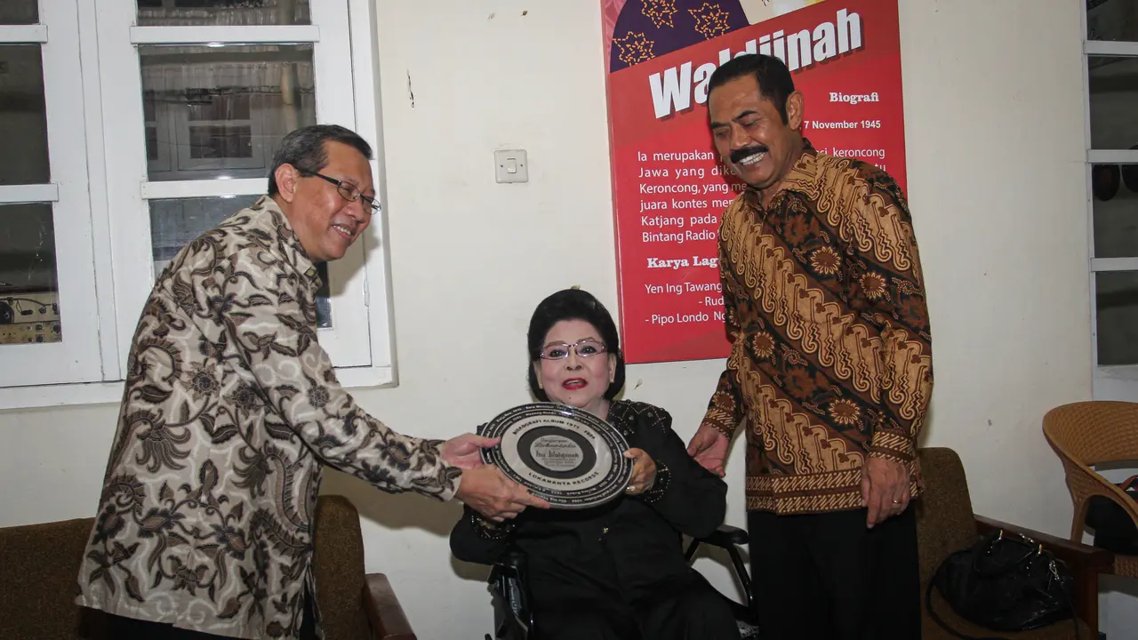 Waldjinah Terima Penghargaan dari Lokananta