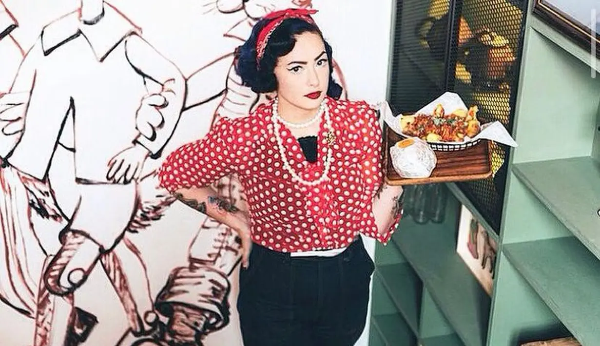 Stylish, Claudia memadukan blouse polkadot dengan celana jeans, dan bandana warna merah yang senada dengan top. (Instagram/miss_adinda_mae).