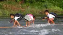 Sejumlah bocah menyeberangi sungai menggunakan perahu rakit untuk berangkat sekolah di Montalban, Rizal timur laut dari Manila, Filipina (13/6). Tidak adanya fasilitas jembatan membuat para siswa mempertaruhkan keselamatannya. (REUTERS/Erik De Castro)