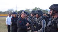 Kapolda Sulteng Irjen Pol. Agus Nugroho melepas personel Brimob Polda Sulteng pada apel keberangkatan personel dalam rangka mengikuti Latpraops Damai Cartenz, di Kota Palu, Jumat (24/11/2023). (Liputan6.com/ Dok Humas Polda Sulteng)