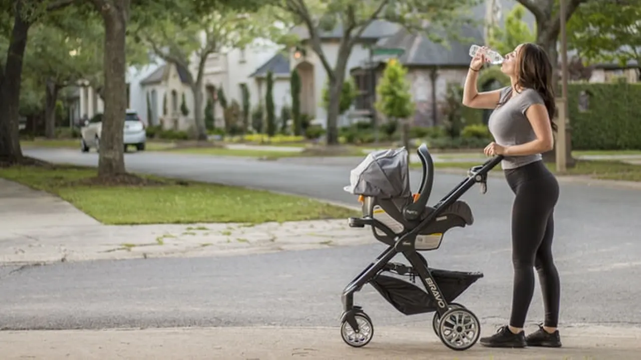Ilustrasi olahraga menggunakan stroller.