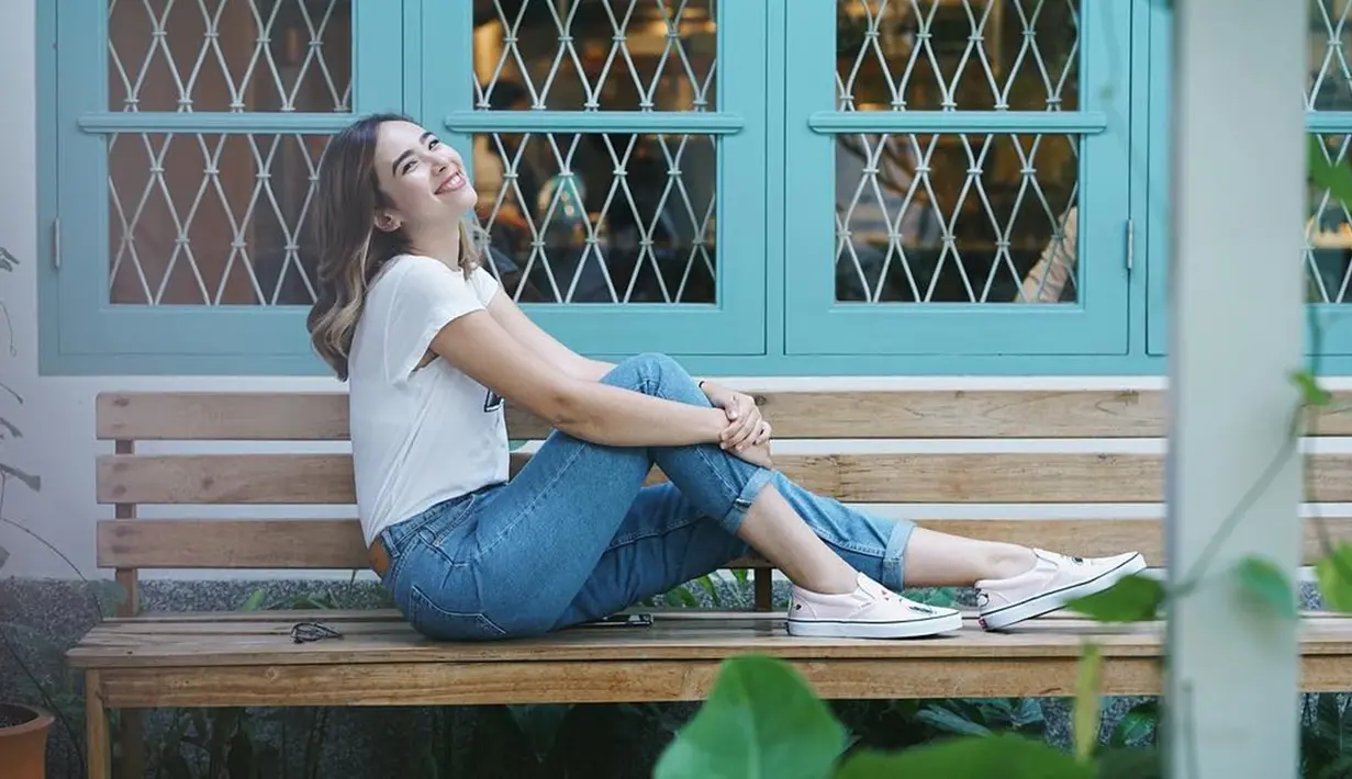 Pemain film Winter In Tokyo ini juga selalu tampil menarik di berbagai momen. Kali ini ia tampil simpel dengan gaya kasual. Pamela Bowie memilih memakai kaus yang dipadukan dengan celana jeans. (Liputan6.com/IG/@pammybowie)