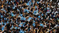 Umat Hindu membentuk piramida manusia untuk mencapai dan memecahkan dahi-handi (pot yang terbuat dari tanah liat) selama Festival Janmashtami di Mumbai, India pada 24 Agustus 2019. Festival ini menandai kelahiran dewa Krishna. (AP Photo/Rajanish Kakade)