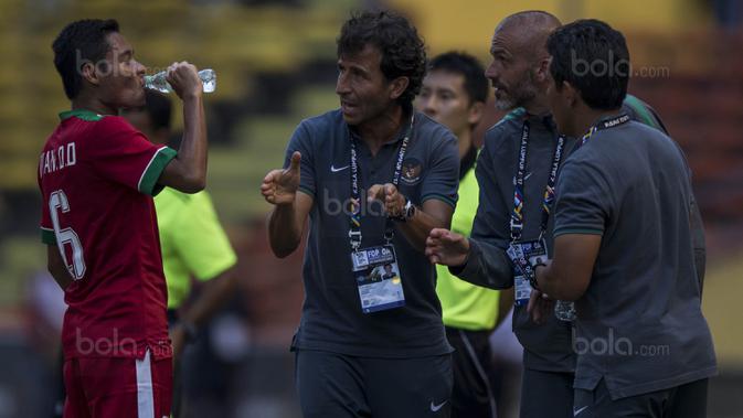 Gelandang Timnas Indonesia, Evan Dimas, mendapat instruksi dari Luis Milla saat melawan Kamboja pada laga SEA Games di Stadion Shah Alam, Selangor, Kamis (24/8/2017). (Bola.com/Vitalis Yogi Trisna)