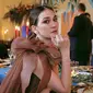 Penampilan Luna Maya dengan gaun cokelat saat kondangan di Yunani mendapat banyak sanjungan dari warganet (Dok.Instagram/@lunamaya/https://www.instagram.com/p/B6qO_A_nM8g/Komarudin)