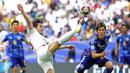Pemain Iran, Sardar Azmoun menendang bola ke arah gawang Jepang pada laga perempat final Piala Asia 2023 di Education City Stadium, Al Rayyan, Sabtu (03/02/2024) WIB. (AFP/Giuseppe Cacace)