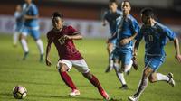 Gelandang Timnas Indonesia, Febri Hariyadi, melewati para pemain Puerto Rico saat laga persahabatan di Stadion Maguwoharjo, Sleman, Selasa (13/6/2017). Kedua negara bermain imbang 0-0.(Bola.com/Vitalis Yogi Trisna)