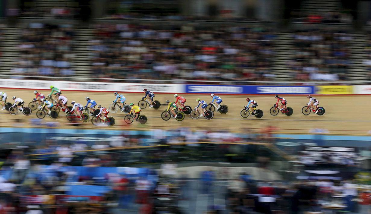 Para pebalap Sepeda sedang melaju pada final putri Kejuaraan UCI World Track Cycling Championships di London, Sabtu (5/3/2016). (REUTERS/Matthew Childs)  