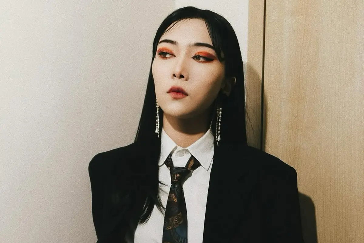 Jadi Pembicara, Isyana Sarasvati Tampil Maskulin dengan Jas dan Dasi Panjang