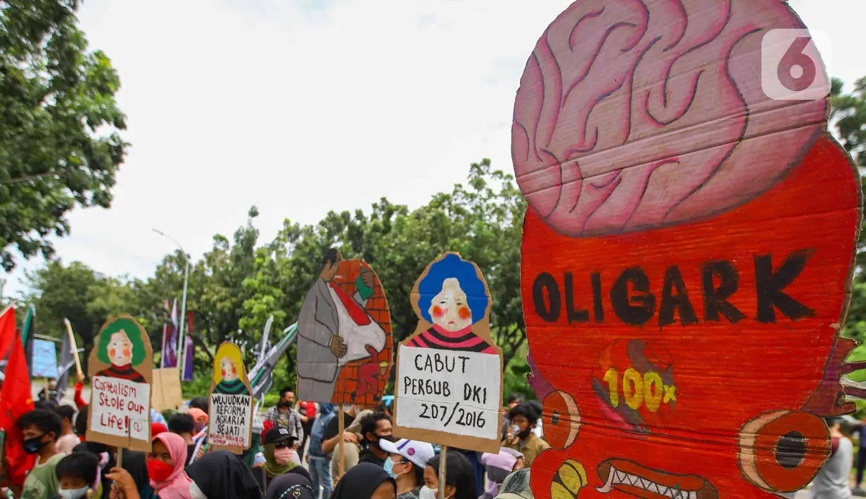Aksi massa yang tergabung dalam Koalisi Rakyat Menolak Penggusuran (KRMP) di depan Balai Kota DKI Jakarta, Kamis (24/2/2022). Massa menuntut Gubernur DKI untuk mencabut Pergub No 207 Tahun 2016 tentang Penerbitan Pemakaian atau Penguasaan Tanah Tanpa Izin Yang Berhak. (Liputan6.com/Herman Zakharia)