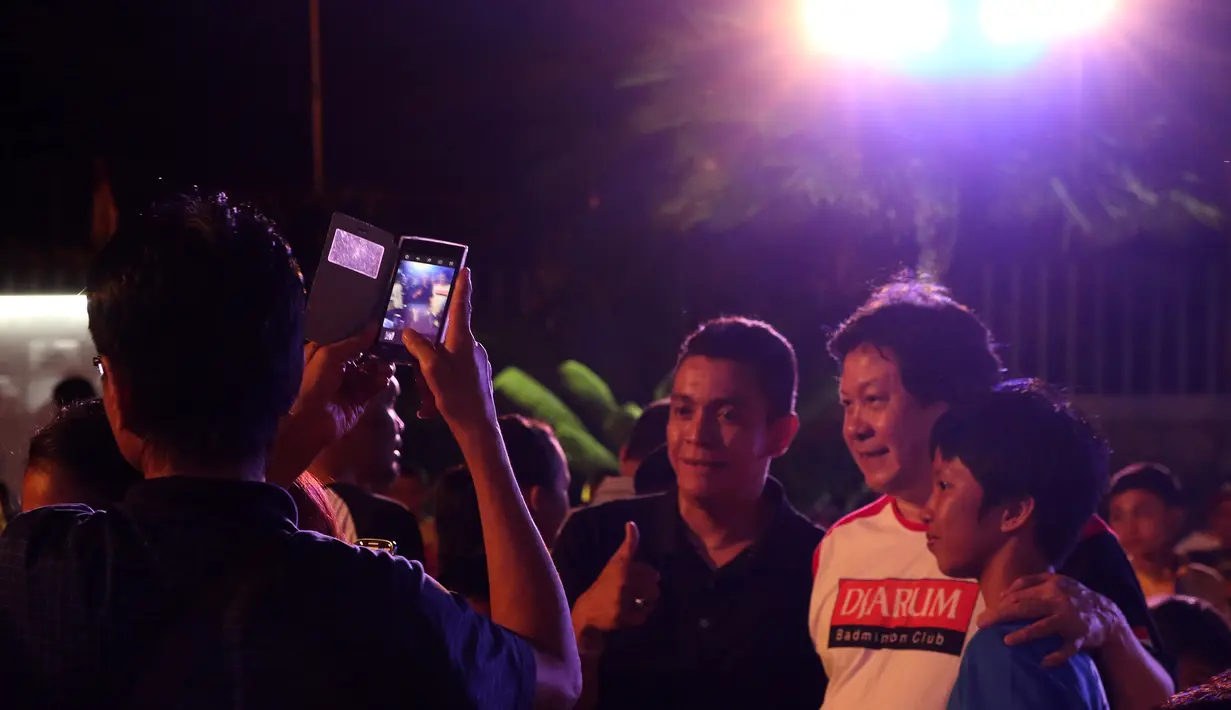 Liem Swie King menjadi incaran utama peserta dan orang tuanya untuk berfoto bersama. (Bola.com/Arief Bagus)