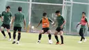 Pemain Timnas Indonesia, Bayu Pradana berebut bola dengan Fachrudin Aryanto saat sesi latihan di Stadion Bishan, Singapura, Rabu (7/11). Latihan Timnas ini merupakan persiapan jelang laga melawan Singapura pada Piala AFF 2018. (Bola.com/M Iqbal Ichsan)