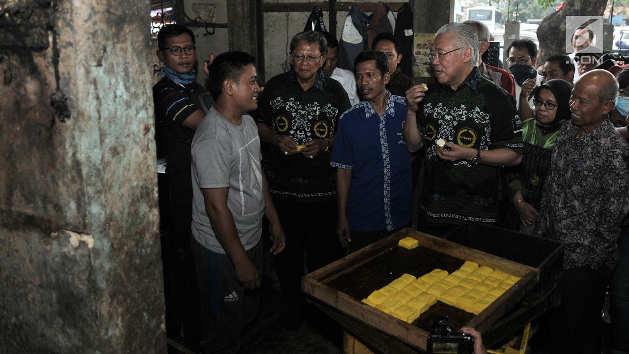 Mendag Tinjau Rumah Pengrajin Tempe dan Tahu di Semanan
