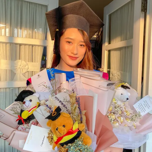 Amanda Caesa putri Parto Patrio wisuda (Sumber: Instagram/ancaofficial_)