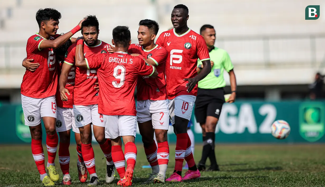 <p>Pemain FC Bekasi City, Saldi (kedua kiri) melakukan selebrasi bersama rekannya setelah mencetak gol pertama tim ke gawang PSIM Yogyakarta pada laga lanjutan Grup B Pegadaian Liga 2 2023/2024 antara FC Bekasi City melawan PSIM Yogyakarta di Stadion Singaperbangsa, Kabupaten Karawang, Jawa Barat, Senin (06/11/2023). (Bola.com/Bagaskara Lazuardi)</p>