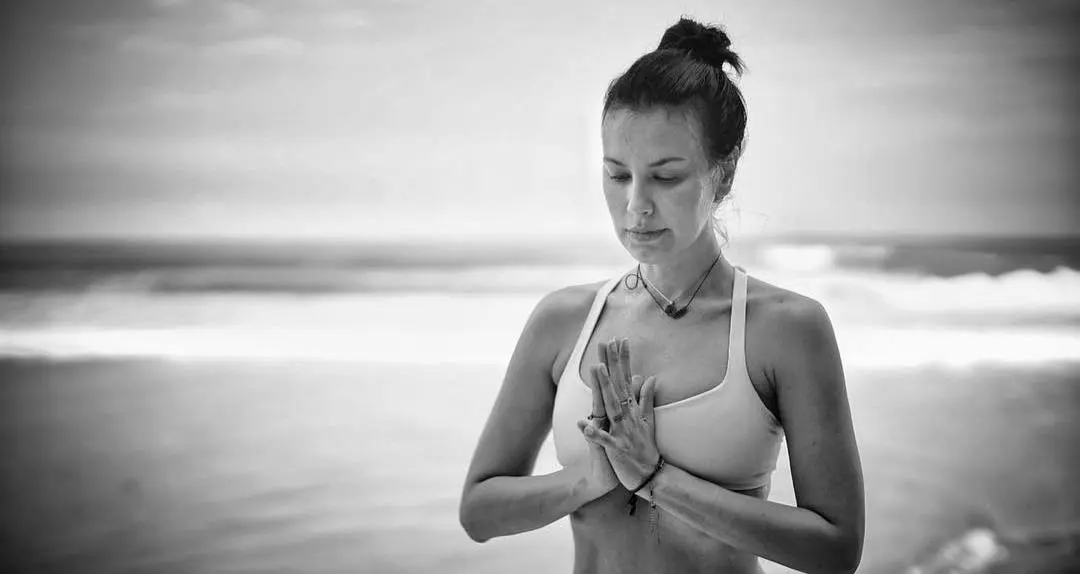 Sophia Latjuba latihan yoga [foto: www.instagram.com/ekokristianto]