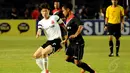 Mantan pemain Manchester United, Park Ji Sung (kiri) mencoba melewati hadangan Ponaryo Astaman (Indonesia All Star) dalam laga persahabatan di Stadion GBK Jakarta, (2/6/2014). (Liputan6.com/Helmi Fithriansyah)