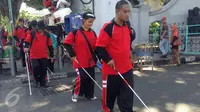 Sejumlah penyandang tuna netra mengikuti sosialisasi jalur disablitas di kawasan pendestrian, Malioboro, Yogyakarta, (4/6).Sosialisai di selenggarkan agar penyandang disablitas dapat menggunakan fasilitas umum dengan mudah.(Boy Harjanto)