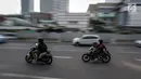 Pengendara sepeda motor melintasi Jalan MH Thamrin, Jakarta, Kamis (11/1). Pemprov DKI Jakarta tengah mengkaji kebijakan ganjil-genap untuk kendaraan roda dua melintasi Jalan MH Thamrin. (Liputan6.com/Faizal Fanani)