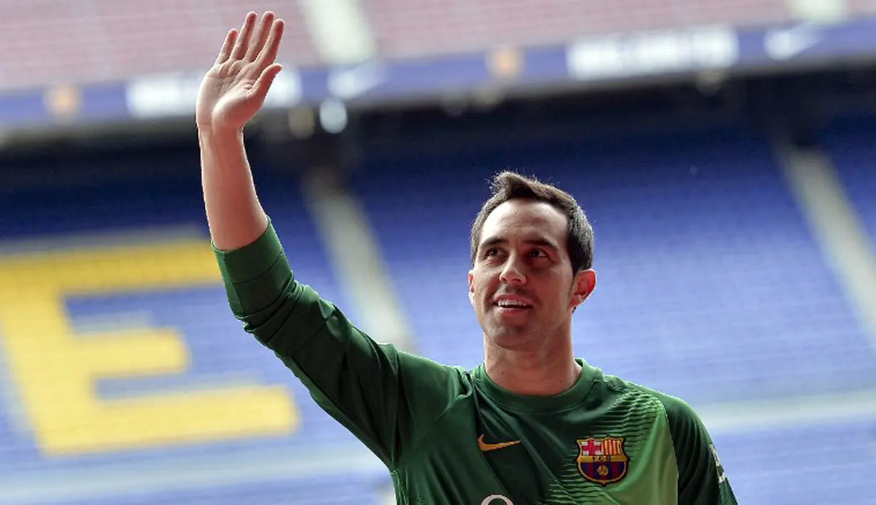 Penjaga gawang Chile, Claudio Bravo, resmi bergabung di klub Spanyol, Barcelona, dan diperkenalkan di Stadion camp Nou, (7/7/2014). (AFP PHOTO/Josep Lago)