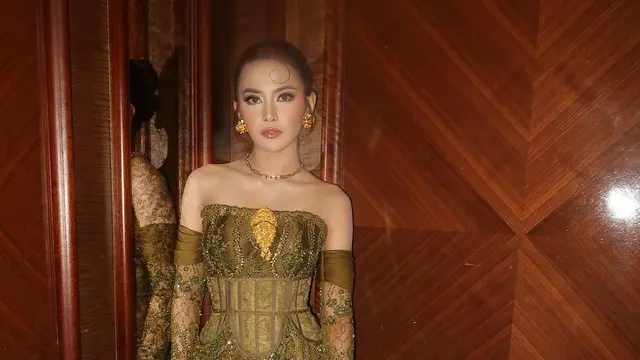 Inspirasi kebaya brokat (credit: instagram/mahaliniraharja)