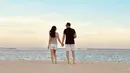 Cut Tari menikmati liburan ke pantai bersama suami dengan mesra. Saling bergandengan tangan dan saling pandang membuat momen kebersamaan mereka bikin baper. Netizen pun mendoakan keduanya selalu harmonis. (Liputan6.com/IG/cuttaryofficial)